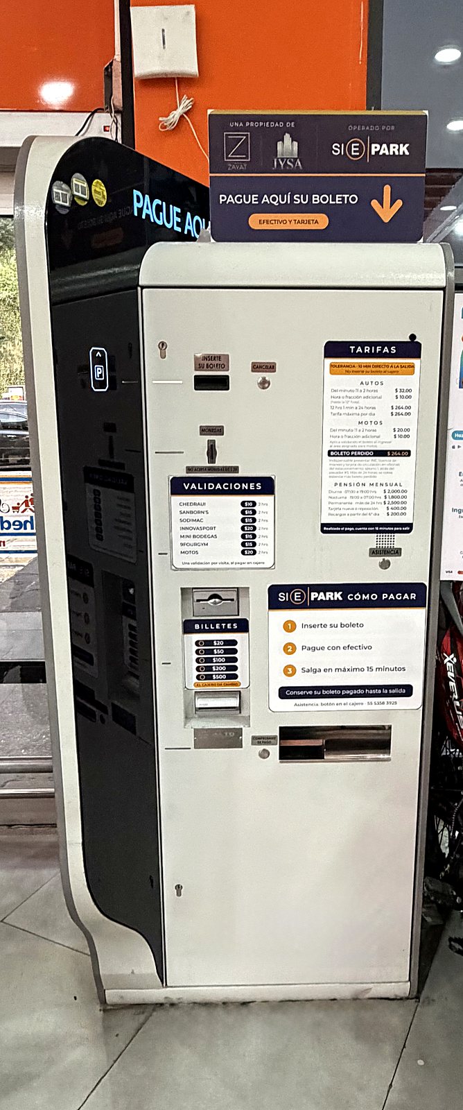 Cajero de pago automático en acceso peatonal del centro comercial