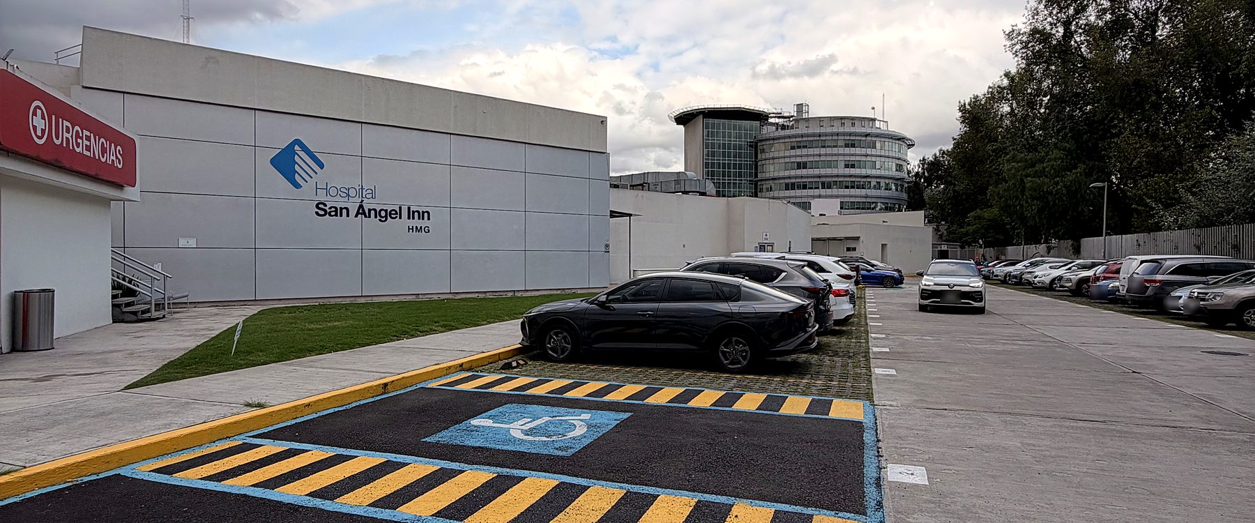 Accessible parking spaces next to the Emergency entrance at Hospital San Ángel Inn