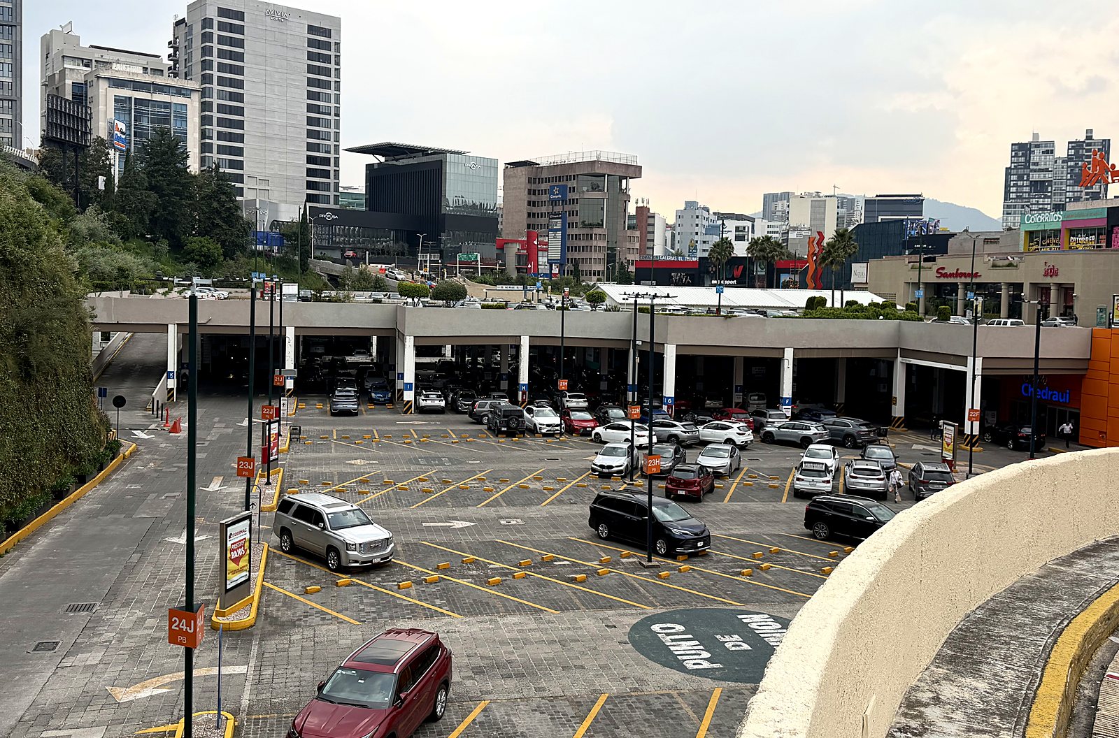Estacionamiento del Centro Comercial Interlomas con cajones señalizados y bahías techadas, operado por SIE PARK